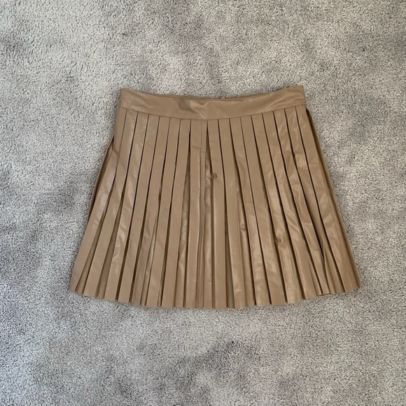 EUC COZY FOX PLEATED FAUX LEATHER TAN MINI SKIRT MICRO PLEAT - Picture 3 of 3